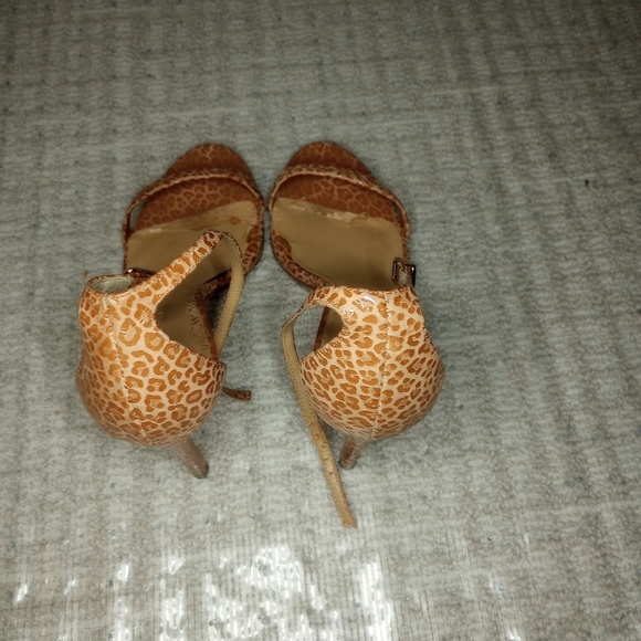 Women's banana republic tan/nude cheetah print strappy heels - Picture 8 of 15